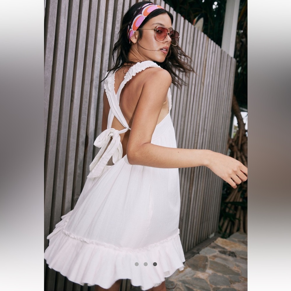 Elegant White Sleeveless Dress